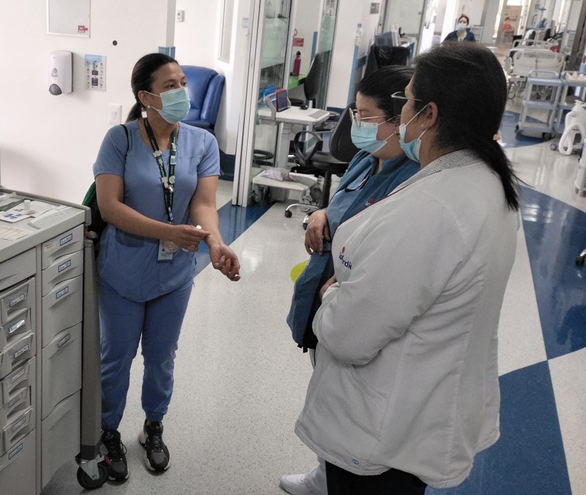 ¡Comprometidas con la educación continua! Así cerramos el año 2024 en el programa cuidado de la piel, haciendo rondas educativas sobre prevención de lesiones en piel por los diferentes servicios de nuestra FCI❤️ <a href="/YudyRojasCardio/">Yudy Andrea</a>  <a href="/DorisGrinspun/">Dr. Doris Grinspun 🇨🇦 RN, PhD, FAAN, O.ONT</a> <a href="/rpintornao/">@RaulPintoRNAO</a> <a href="/DeyaniraBall/">Deyani Ballesteros</a>