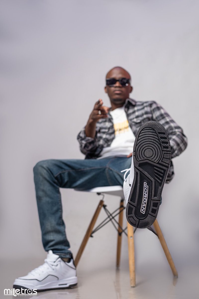 amiel_deep's tweet photo. O Aru pediu-me para pisar na cara do dred! #AtitudeRecordz 2025 #Estóico Álbum https://t.co/mdWL9PE7Ko https://t.co/LtHQ6Sv9mh