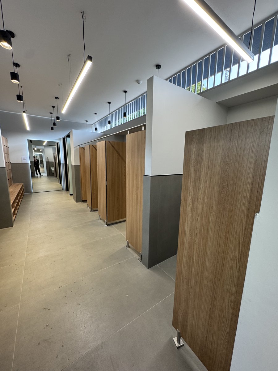 ¡El C.C.E.E. Reyes Católicos estrena baños para niños y niñas en el polideportivo! Nuevos espacios cómodos y funcionales para la comunidad educativa. Estos espacios fueron diseñados con el apoyo de los personeros Duncan Valiente y Sergio Botina. <a href="/AccEducativaExt/">Acción Educativa Exterior</a>