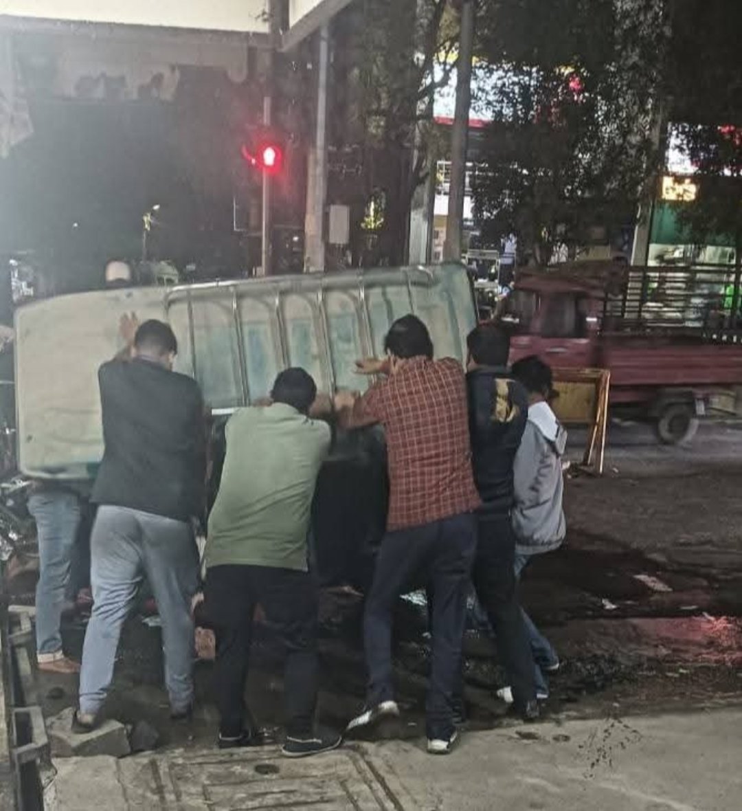 Nafeesarbi's tweet photo. ये हाल है हमारे बिलासपुर शहर भारतीय नगर  व्यापार विहार का आज 1 हफ्ते से पानी पाइप लाइन फूटा हुआ बीच रोड में गड्ढा होगया है जिसे गाड़िया पलट जा रही है बिलासपुर नगर निगम देख कर भी अनदेखा कर रहा है हमारे महापौर रामशरण यादव जो का ही वार्ड है जा से वो पार्षद बने थे https://t.co/p7soqNnxJJ
