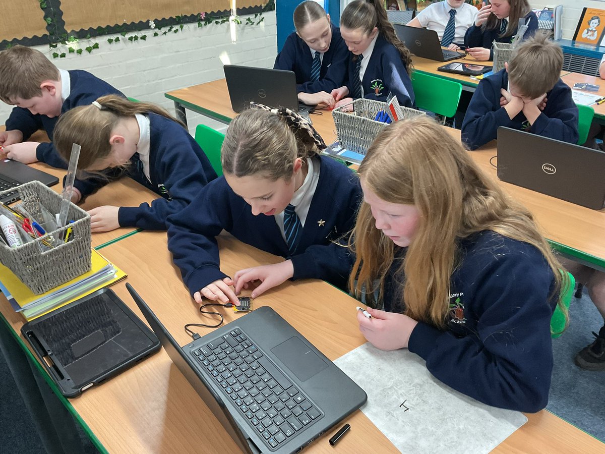 MrsClaassen_KPA's tweet photo. #Keelbyprimary #Keelbycomputing #Keelbyy6 @Keelbyprimary 
In computing, we are using the micro:bit for the first time! https://t.co/IQj1c2jiJH
