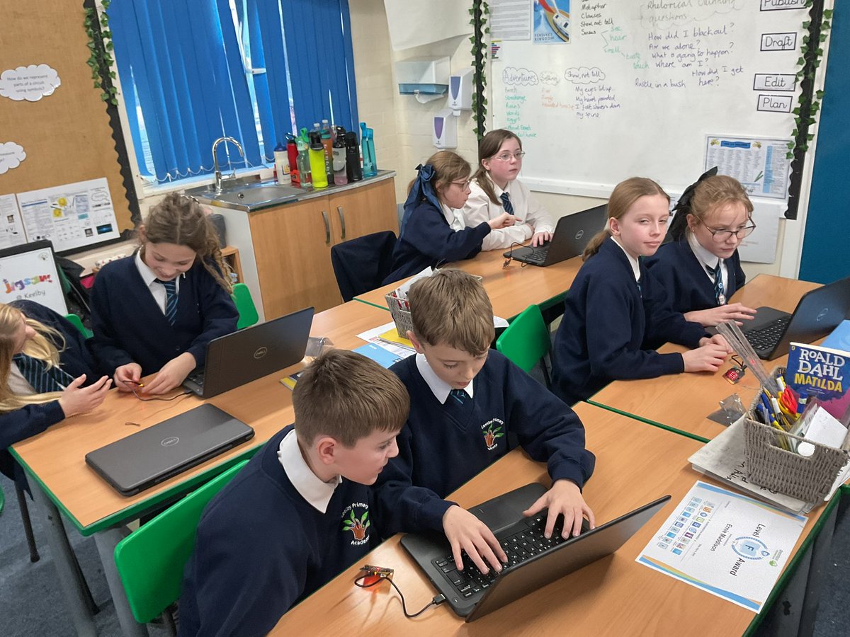 MrsClaassen_KPA's tweet photo. #Keelbyprimary #Keelbycomputing #Keelbyy6 @Keelbyprimary 
In computing, we are using the micro:bit for the first time! https://t.co/IQj1c2jiJH