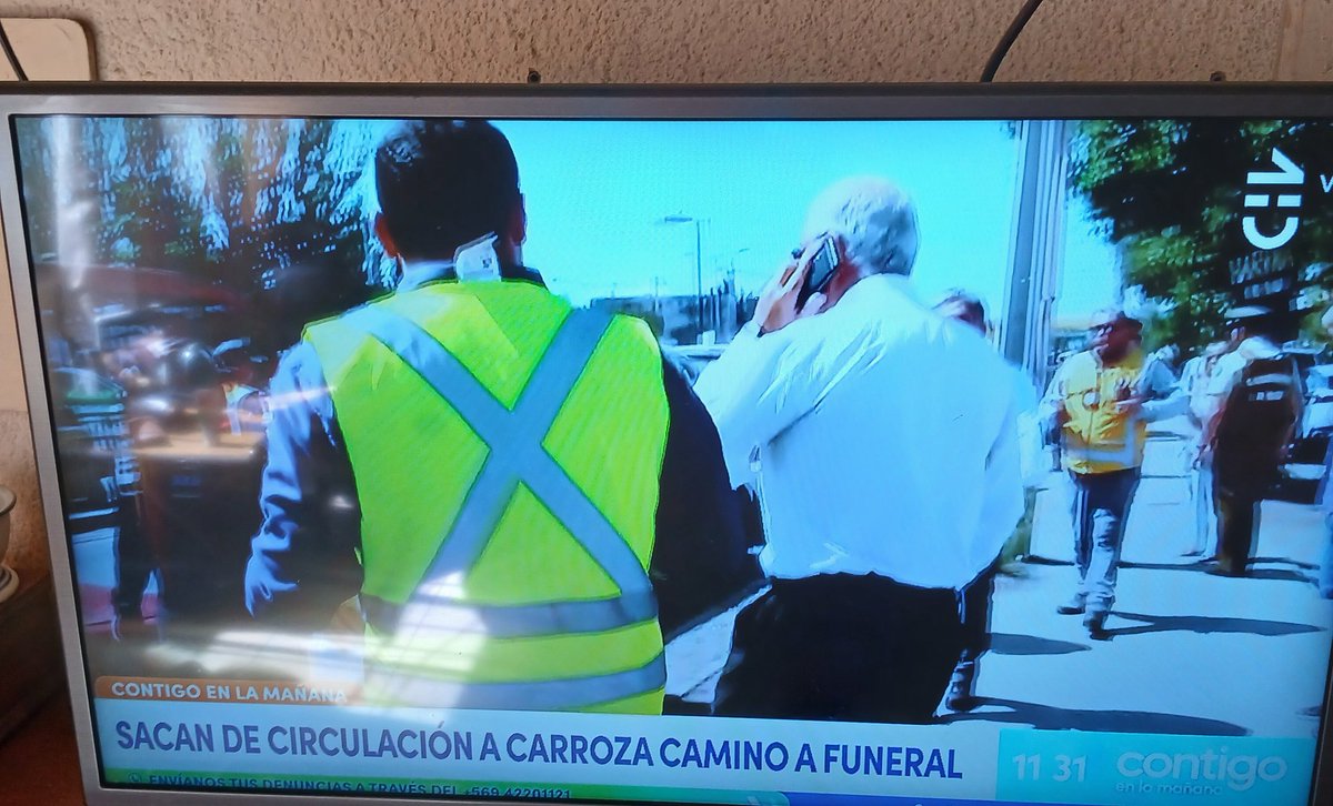 luisa_006's tweet photo. Que gran decepción @Carabdechile 
El chófer va un servicio, envío por WhatsApp el permiso de circulación y aún así se llevan el auto a los corrales. Pero en la comuna de La Reina si hicieron la excepción.  Está una familia esperando la carroza #ContigoCHV https://t.co/A2VJxLxVd7