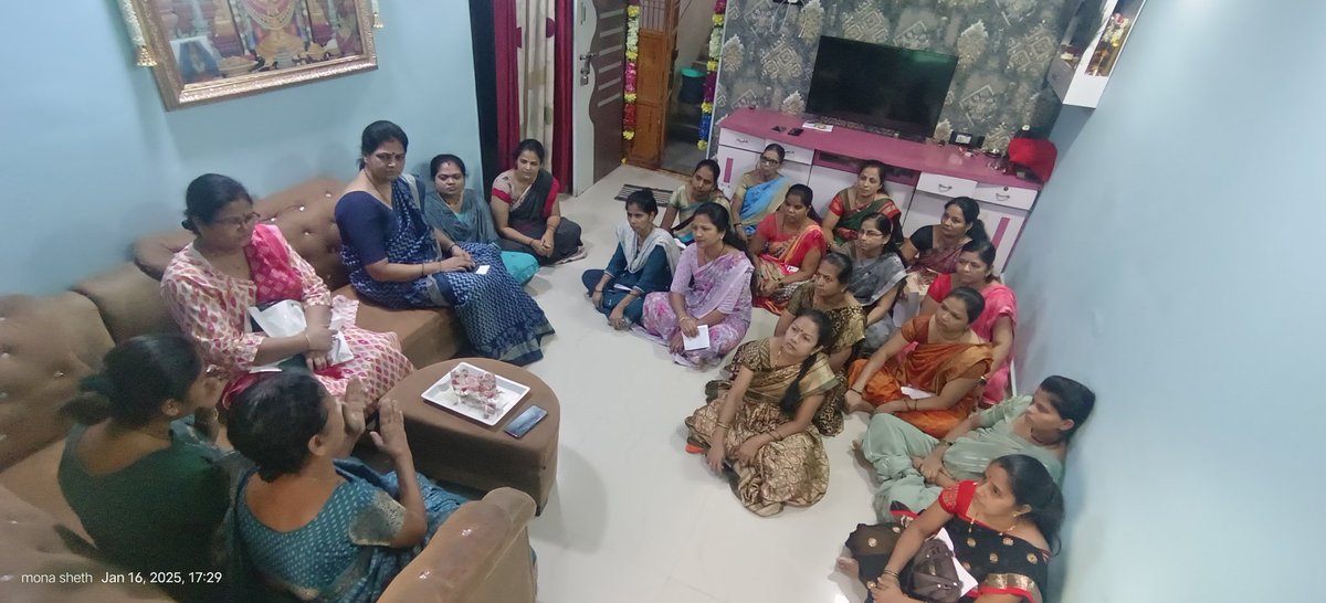 BjpMMorcha's tweet photo. आज चिंचपाडा येथे बचत गटाची मीटिंग घेण्यात आली होती दोन बचत गट बांधण्यात आले तसेच त्यांना राज्य सरकार आणि केंद्र सरकारच्या योजना बद्दल माहिती देण्यात आली व त्यांना बीजेपी सदस्य हेही बनवण्यात आले वंदना मोरे व मोना शेठ यांनी ही मीटिंग घेतली होती https://t.co/q6XLVGxj9H