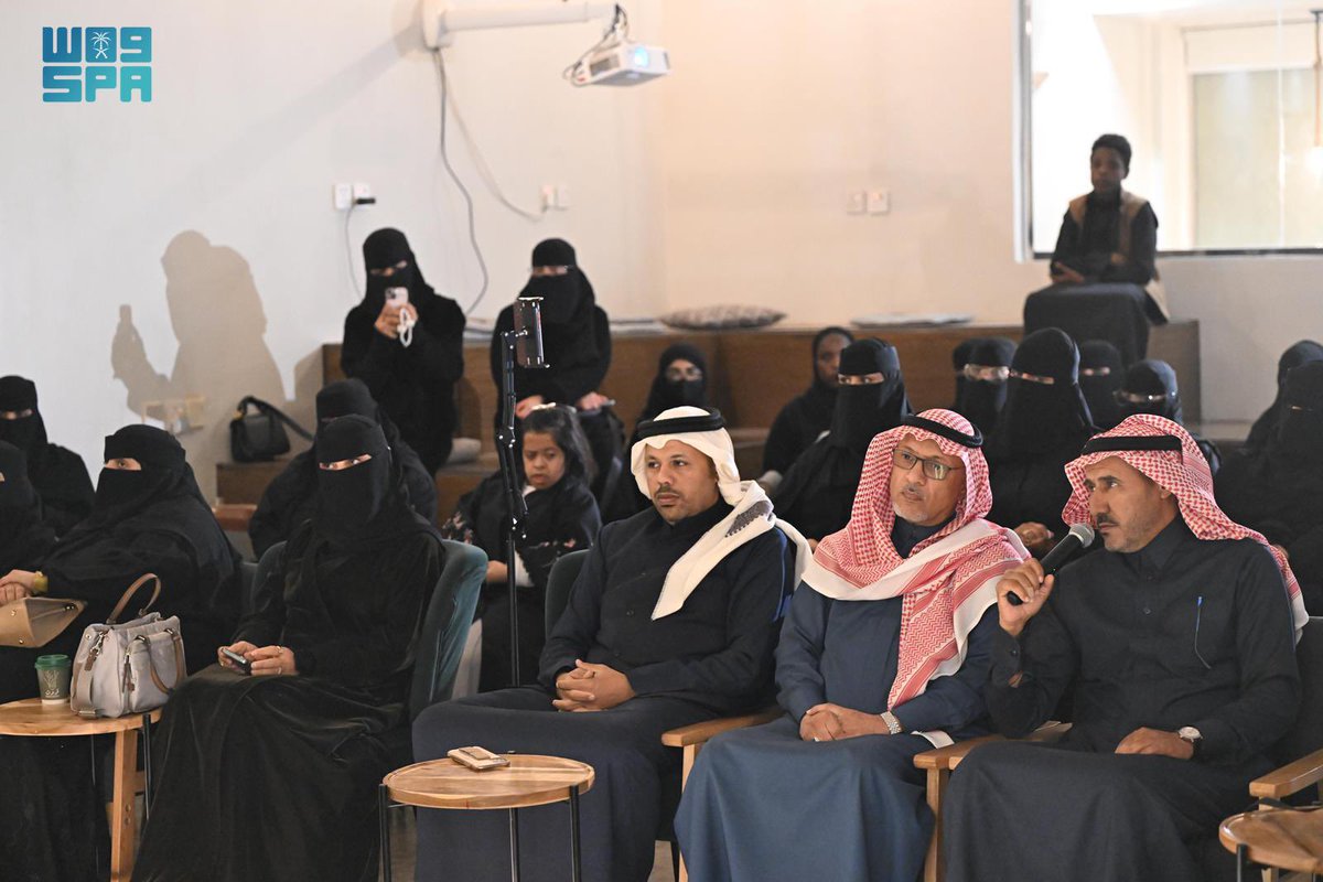 issa_alenazi's tweet photo. نظّم الشريك الأدبي لهيئة الأدب والنشر والترجمة "المقهى الثقافي" بمنطقة تبوك فعالية ثقافية حول لغة برايل كجسر يربط المكفوفين بعالم الأدب والثقافة، بعنوان "الأمل في الكلمات"، بحضور عددٍ من المهتمين والمهتمات بالشأن اللغوي والثقافي بالمنطقة.
 وأوضحت الأديبة أمل عايش الجهني @shadan1395 أن لغة برايل تعد وسيلة لفتح آفاق المعرفة أمام المكفوفين
https://t.co/qMPtgwAf2Y
#تبوك 
#السعودية @Growthcaffe