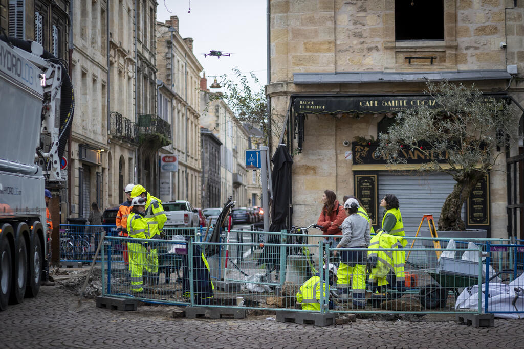 Bordeaux Métropole (@bxmetro) on Twitter photo “Sainte-Croix. Sous les pavés, des sarcophages" 
🪦 Les prémices des fouilles archéologiques menées par la métropole viennent de mettre à jour une incroyable découverte.
À suivre sur nos réseaux... “Sainte-Croix. Sous les pavés, des sarcophages" 
🪦 Les prémices des fouilles archéologiques menées par la métropole viennent de mettre à jour une incroyable découverte.
À suivre sur nos réseaux...