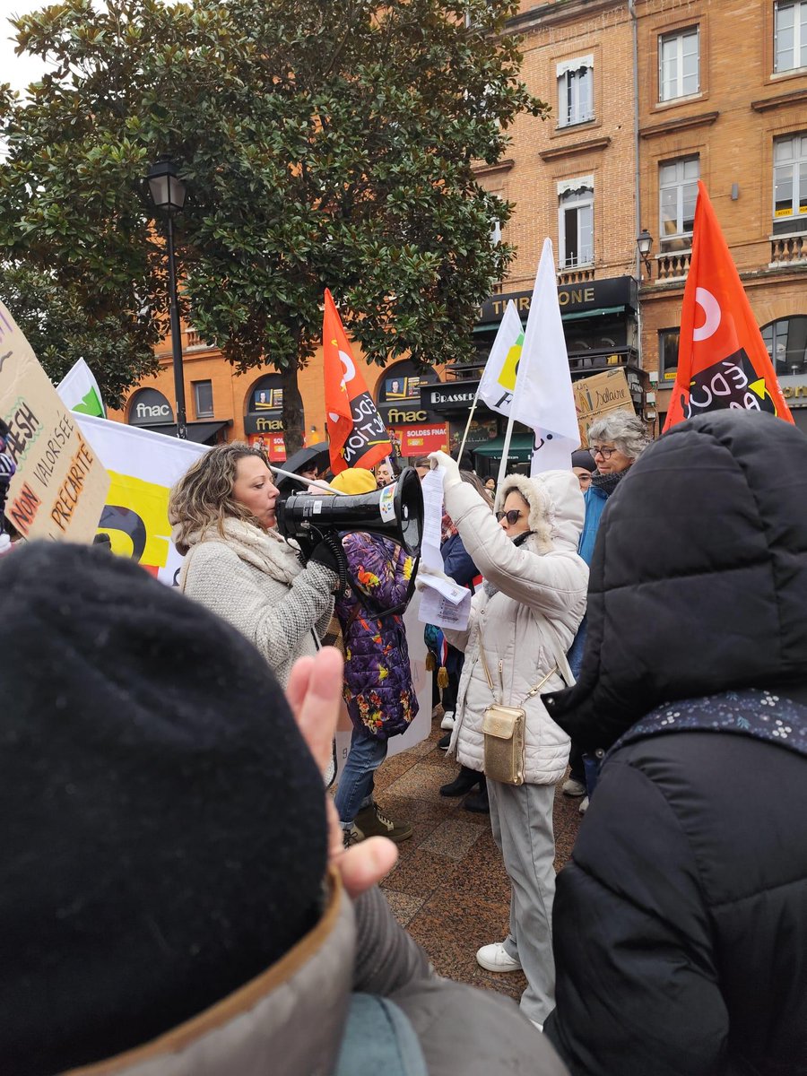Aujourd'hui, #mobilisation des #AESH à #Toulouse, pour un statut de catégorie B ; la fin de la précarité et une revalorisation salariale ; des emplois à temps plein ; la fin des #PIAL !