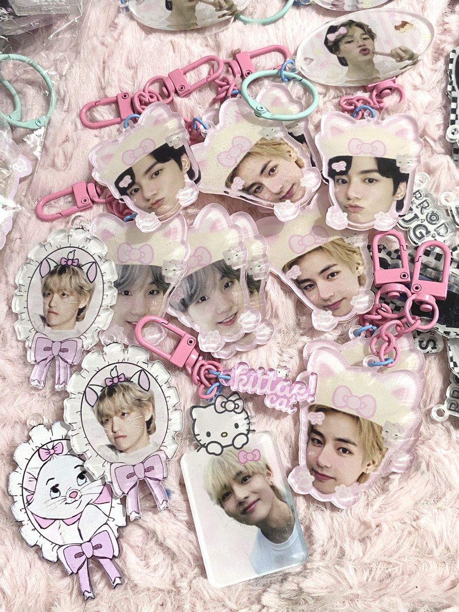 KTTYL1NE's tweet photo. #kittyline_updates

year-end market keyrings are here! shipment will start next week since I will be not around on jan 16-20 🐈

I will be sending your shipping &amp; balance payment forms on your dms 💌 kindly settle your balances this week to avoid late fees, xo kittae 🫶🏻 https://t.co/GKq6Z3UuWf