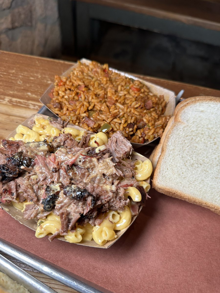 EricEatsHTX's tweet photo. Pinkerton’s BBQ
📍1504 Airline Dr, Houston, Tx 
IG: PinkertonsBBQ

Glazed Pork Ribs, Brisket, Jalapeno Cheese Sausage, Turkey Sandwich

Sides: Brisket Mac &amp; Cheese, Duck &amp; Sausage Jambalaya https://t.co/92AyaQeNuP