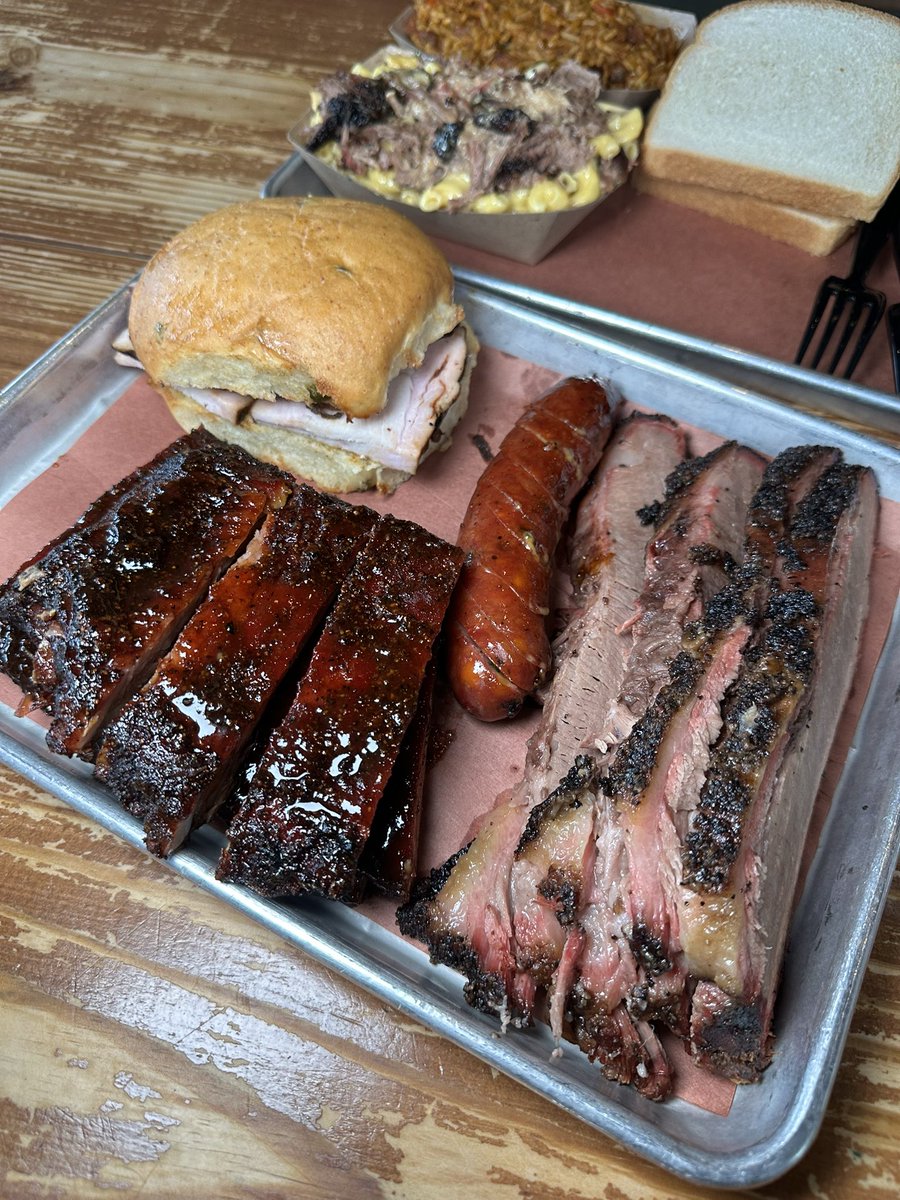 EricEatsHTX's tweet photo. Pinkerton’s BBQ
📍1504 Airline Dr, Houston, Tx 
IG: PinkertonsBBQ

Glazed Pork Ribs, Brisket, Jalapeno Cheese Sausage, Turkey Sandwich

Sides: Brisket Mac &amp; Cheese, Duck &amp; Sausage Jambalaya https://t.co/92AyaQeNuP