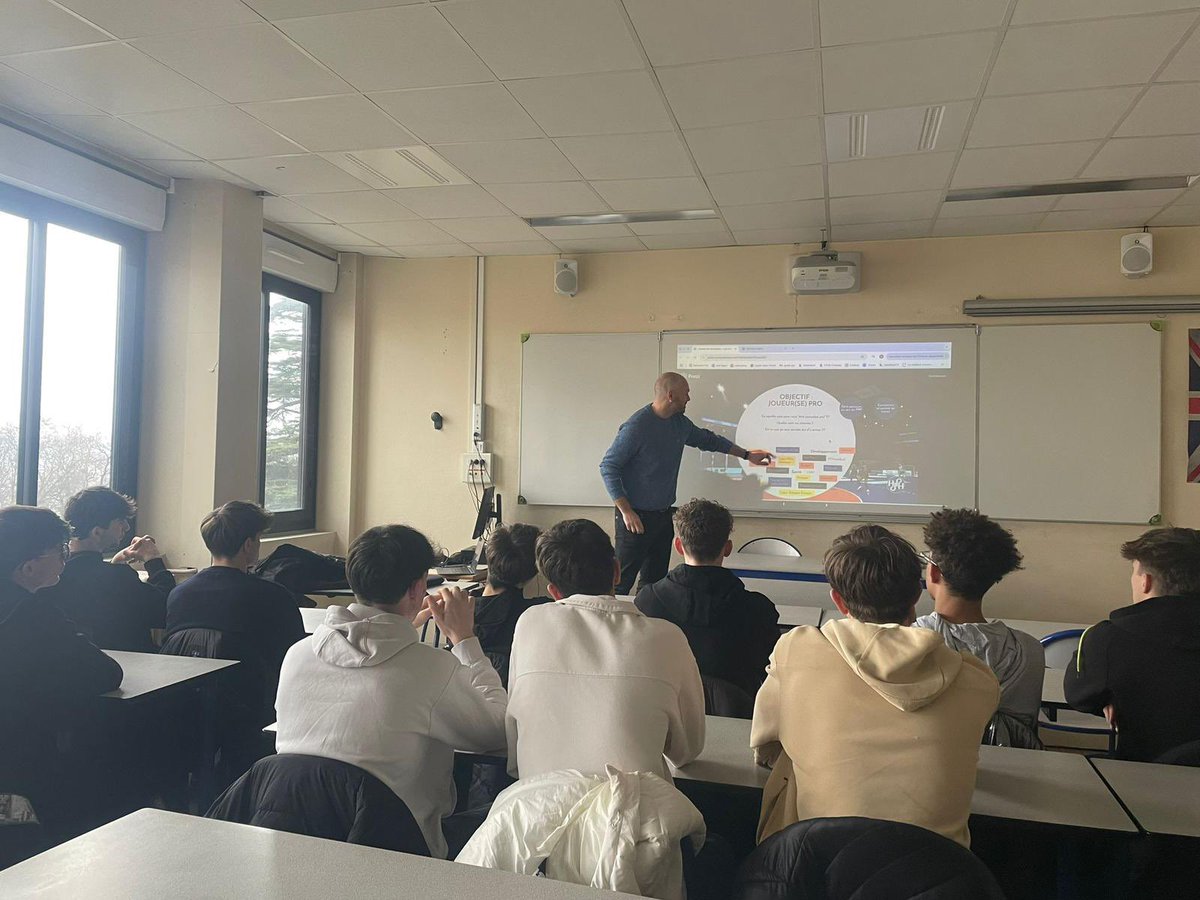 AJPHandball's tweet image. 📍 Lyon 

Réunion sur « les réalités du monde pro » assurée par notre président Vincent Gérard 🆒

Entre sensibilisation et partage d’expérience, les jeunes du pôle espoir peuvent s’appuyer sur cet échange pour préparer l’avenir.

#Informer #Accompagner #Représenter