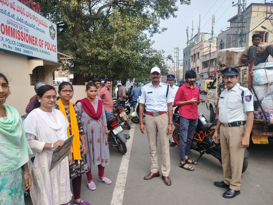 VjaCityPolice's tweet photo. హెల్మెట్ ఆవశ్యకతపై మరియు పెండింగ్ ట్రాఫిక్ చలాన్ల విషయంపై నగరంలో విస్తృతంగా తనిఖీలను నిర్వహిస్తున్న ఎన్.టి.ఆర్.జిల్లా పోలీసులు.
#helmetdrive #FollowTrafficRules #wearhelmet #DriveSafeLiveSafe #vijayawadacity #NTRDistrict #AndhraPradeshStatePolice @APPOLICE100 https://t.co/oxg9g6bUyT