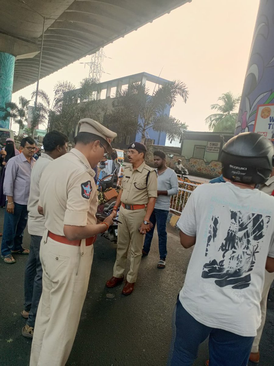 VjaCityPolice's tweet photo. హెల్మెట్ ఆవశ్యకతపై మరియు పెండింగ్ ట్రాఫిక్ చలాన్ల విషయంపై నగరంలో విస్తృతంగా తనిఖీలను నిర్వహిస్తున్న ఎన్.టి.ఆర్.జిల్లా పోలీసులు.
#helmetdrive #FollowTrafficRules #wearhelmet #DriveSafeLiveSafe #vijayawadacity #NTRDistrict #AndhraPradeshStatePolice @APPOLICE100 https://t.co/oxg9g6bUyT