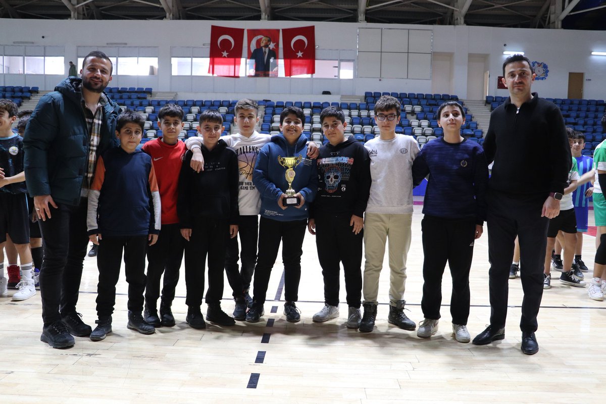 📌Okul Sporları kapsamında yıldızlar erkek basketbol il şampiyonası Hakkari Gençlik ve Spor İl Müdürlüğü Spor Salonunda yapılan final müsabakalarıyla sona erdi.

📌 Müsabakalar sonunda dereceye giren okul takımlarına gerçekleştirilen ödül töreniyle ödülleri verildi..

🏀🏀🏆