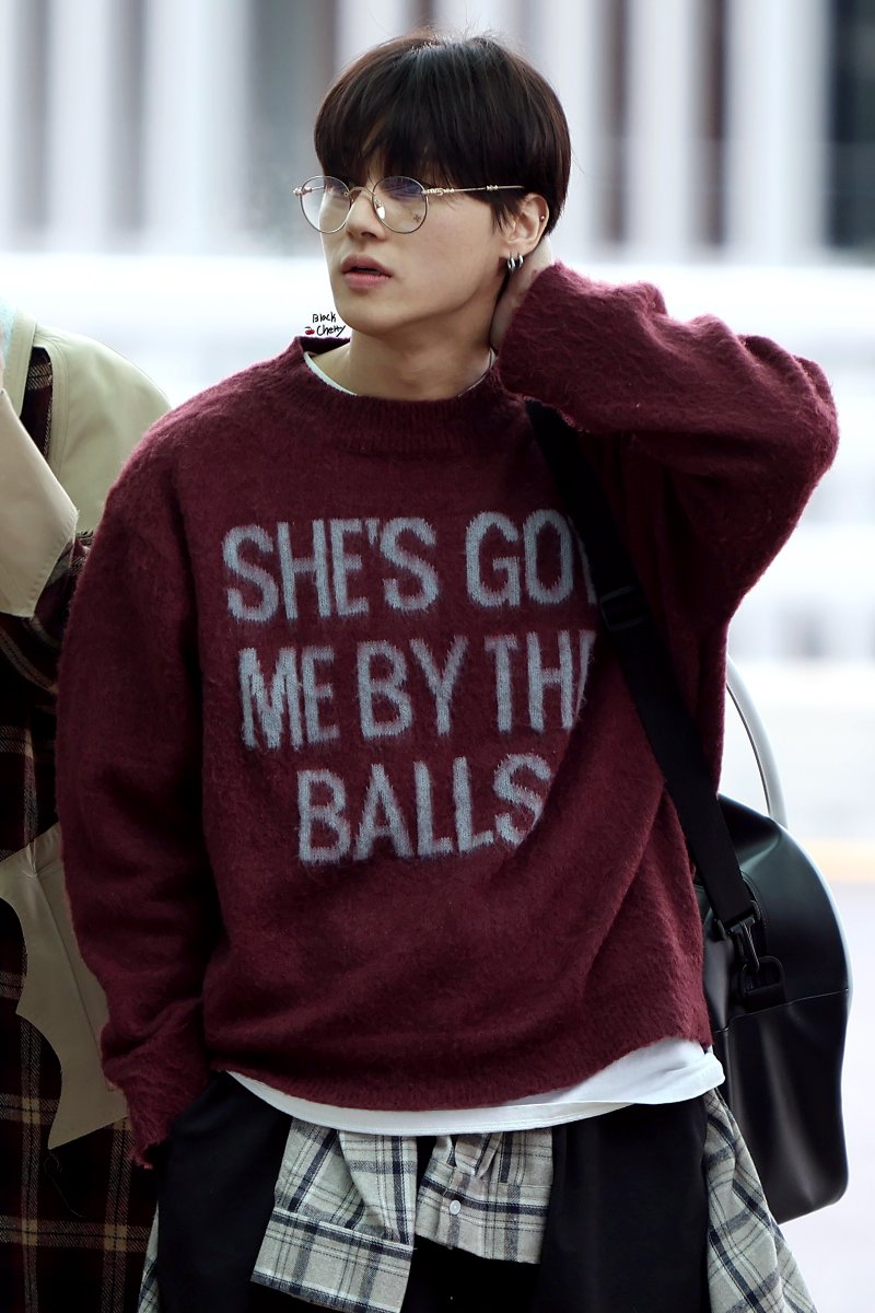 blackcherry_wy's tweet photo. 250116 인천 출국     

he's got me by the throat too

 #우영 #WOOYOUNG #에이티즈 #ATEEZ https://t.co/vUjZbi0CK9