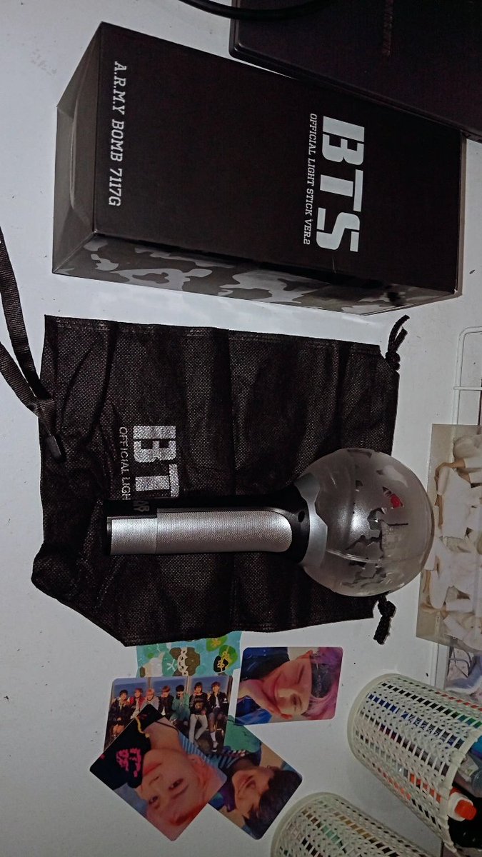 Kellyxyoon's tweet photo. FINALMENTEEEEE 
Minha tão sonhada army bomb feedback super positivo pra @wooynrise que me vendeu essa army bomb tão linda e preciosa 💜😔🤏🏻 chegou muito bem emabalada e eu amei os brindes dos meus utts 🧚‍♂️💜 https://t.co/2rz9RsHuA8