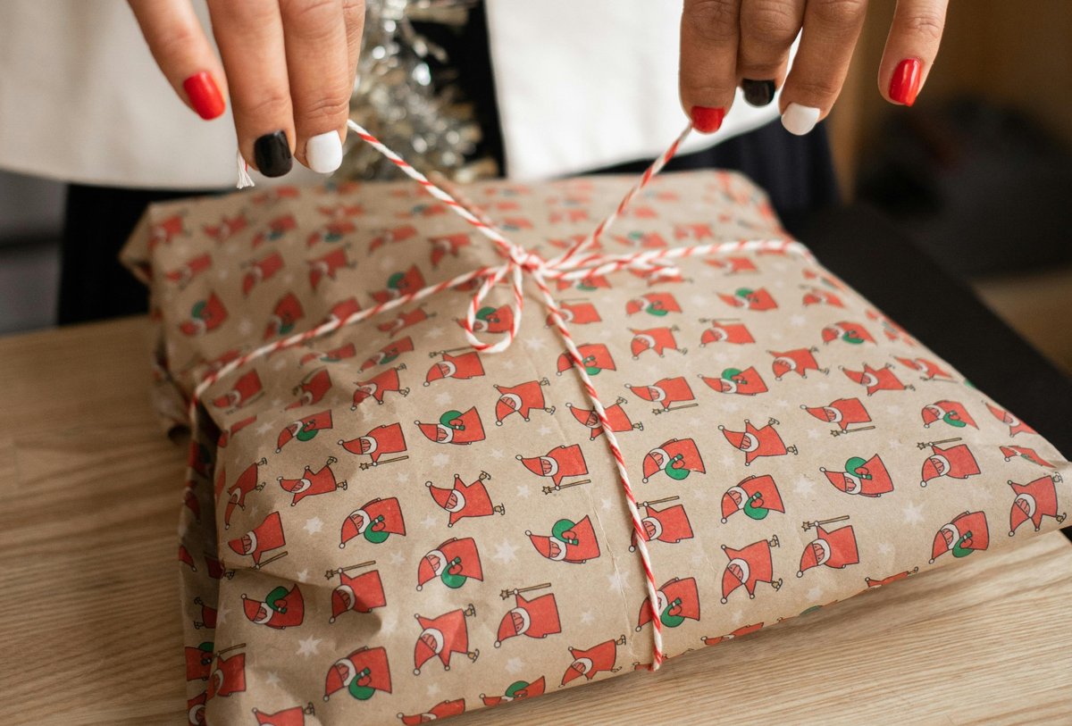 Launchpad_RDG's tweet photo. Huge thanks to staff at Reading Jobcentre Plus for organising a 'Re-Gift' raffle in aid of Launchpad! Staff are bringing in any unwanted Christmas gifts and organising a raffle for them. Is this something you could do at your workplace? #Jobcentre #RdgUK #regift #homelessness https://t.co/y3fhJHpI4B