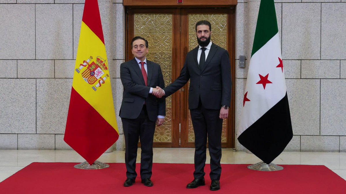 La imagen de la vergüenza. 

El ministro José Manuel Albares con el terrorista islamista Al Juliani. 

Este terrorista formó parte de Al Qaeda, los responsables de los atentados en Atocha en los que murieron cientos de españoles. Esto es imperdonable.