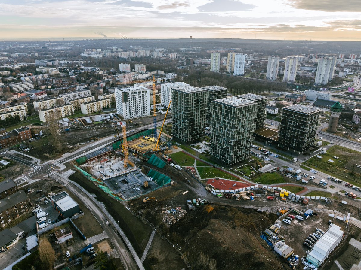 tdjestate's tweet photo. #Budowa #PierwszejDzielnicy postępuje. W budynku F realizujemy strop na poziomie -2, wkrótce zasypki ścian fundamentowych. W segmencie G trwa zbrojenie płyty fundamentowej. Na placu budowy montowany jest drugi żuraw wieżowy, a w połowie stycznia pojawi się trzeci. #osiedle https://t.co/681U7zH0Hg