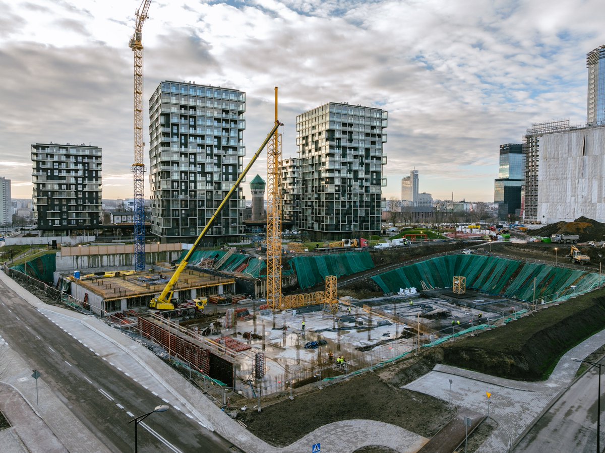 tdjestate's tweet photo. #Budowa #PierwszejDzielnicy postępuje. W budynku F realizujemy strop na poziomie -2, wkrótce zasypki ścian fundamentowych. W segmencie G trwa zbrojenie płyty fundamentowej. Na placu budowy montowany jest drugi żuraw wieżowy, a w połowie stycznia pojawi się trzeci. #osiedle https://t.co/681U7zH0Hg