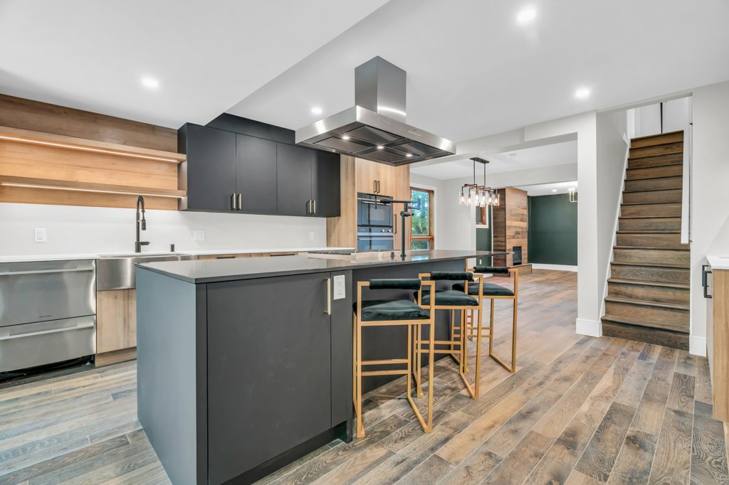redbrickreb's tweet photo. *4BR Home with Apartment* This updated #Guelph home sits on a 1/4 acre lot with B.4 zoned land. It features mature trees, a custom kitchen, top of the line appliances, spacious primary bedroom with a magazine-worthy ensuite, LEGAL accessory apartment, newly fenced yard and more! https://t.co/UixfKNmHZm