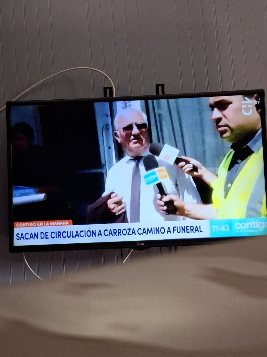MariaPablaB's tweet photo. Que decepción @Carabdechile a veces hay que usar el criterio, es una carroza que va un servicio con un adulto mayor que tiene sus papeles al día, se demoro menos de 5min en mostrar el permiso de circulación.
 #ContigoCHV https://t.co/tK4Uwws8y5