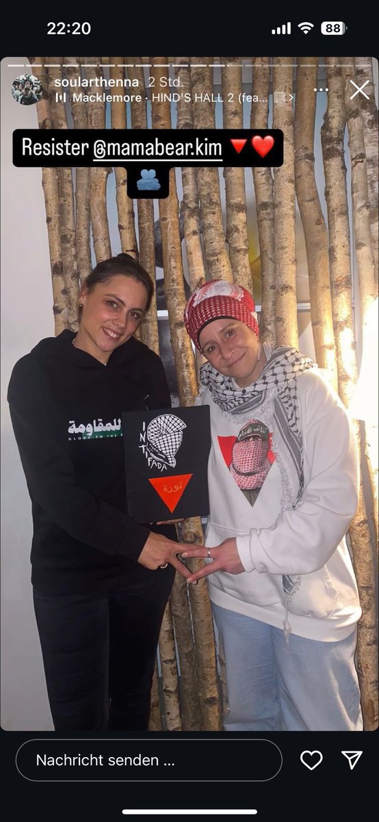 RakMakkabi's tweet photo. Es ist alarmierend, wenn eine Krankenschwester mit Hamas Terroristen Sympathie und deren Symbole nutzt. Solidarität ist wichtig, aber Sympathie für Terroristen ist strafbar. Wie sicher sind jüdische Patienten in so einem Krankenhaus?
#B1601 #B1701 @polizeiberlin @bka @BfV_Bund https://t.co/gGnh461Yxw