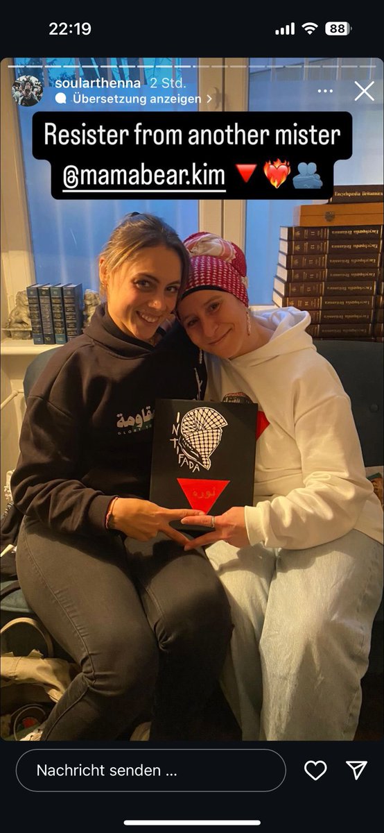 RakMakkabi's tweet photo. Es ist alarmierend, wenn eine Krankenschwester mit Hamas Terroristen Sympathie und deren Symbole nutzt. Solidarität ist wichtig, aber Sympathie für Terroristen ist strafbar. Wie sicher sind jüdische Patienten in so einem Krankenhaus?
#B1601 #B1701 @polizeiberlin @bka @BfV_Bund https://t.co/gGnh461Yxw