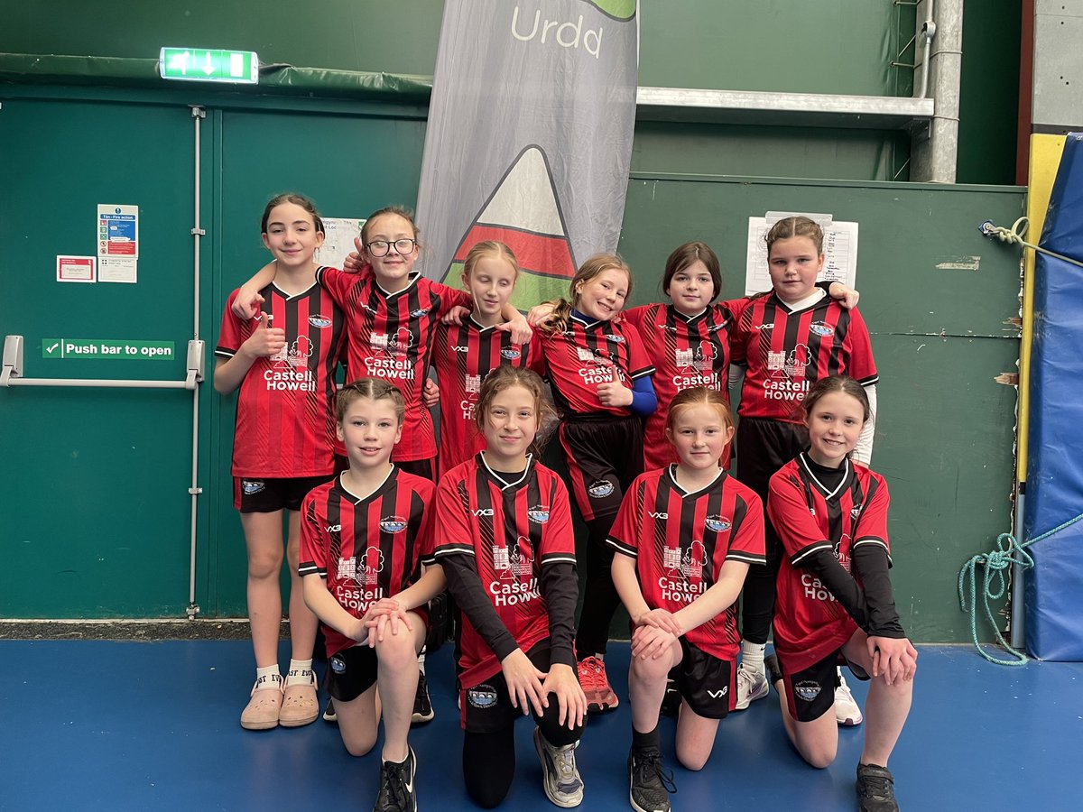 YsgolNant's tweet photo. Rydym yn browd iawn o’r tîm pêl-rhwyd merched am chwarae’n arbennig heddiw yn nhwrnament yr Urdd.   Cyrhaeddon nhw’r rownd gyn derfynol.    Llongyfarchiadau i Ysgol Llangynnwr am ennill a diolch @UrddMyrddin #iechydalles https://t.co/WIQMacTEUK