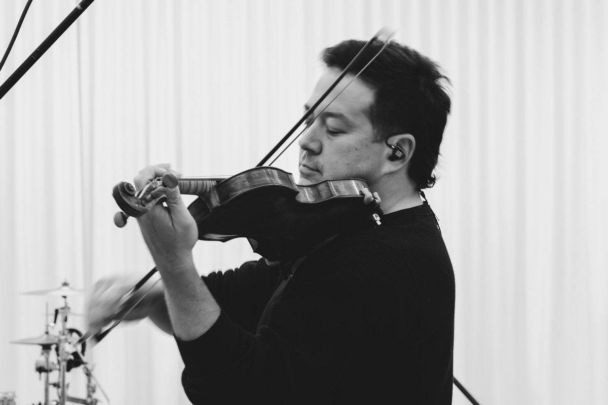 Yellowcard's tweet image. “I pulled some strings to get here” 
— @smackinyc 🥁🎻

📸 Daniel Rojas