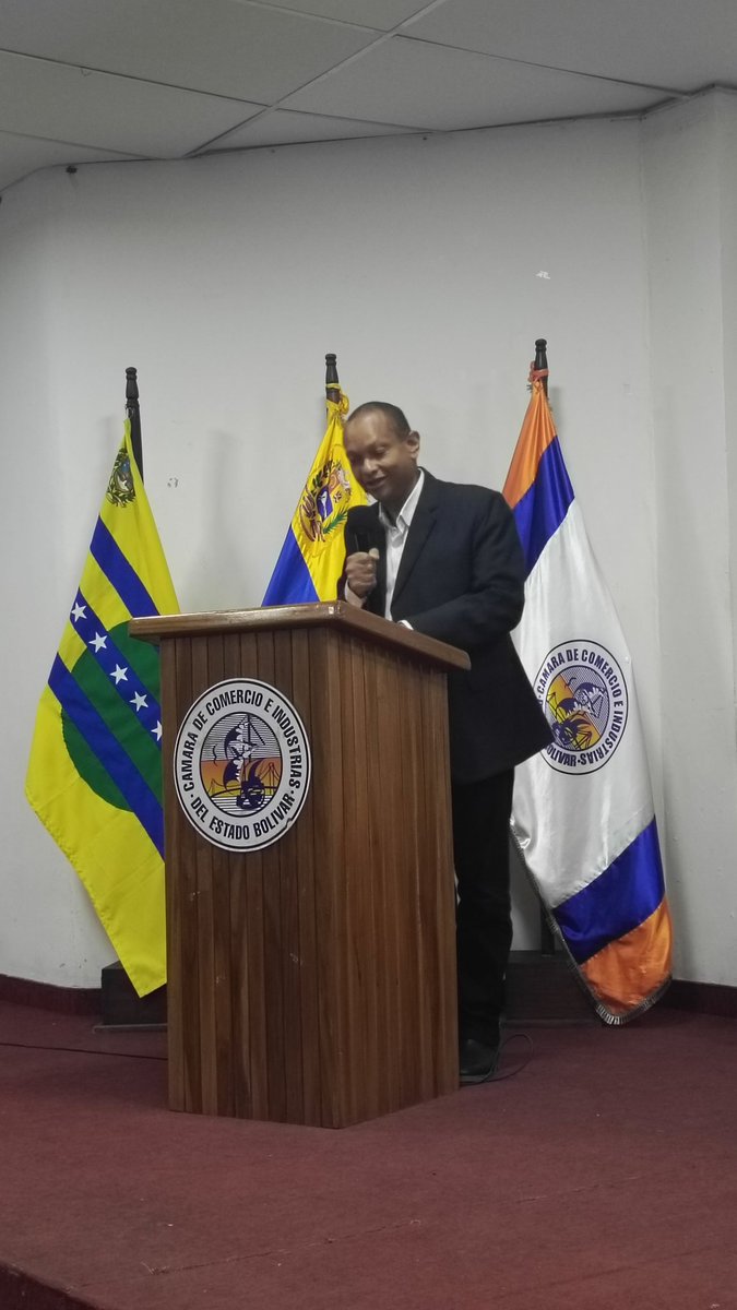 CAMCOMERCIOBOL's tweet photo. @SoyCamiloLondon expone que contribuyentes están obligados a usar facturación digital,  aquellos que realicen operaciones por página web o medios electrónicos. https://t.co/47XsubxwCn