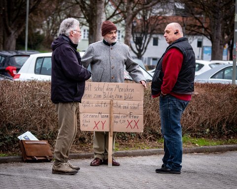 GR_BsB's tweet photo. AfD: Agitation mit dem „Genderwahn“ -
https://t.co/fVOSI2d7VU
#EndstationRechts #GRBsB
Parlamentarische AfD-Anfragen drehen sich häufig auch um die „Genderpolitik“, wobei die Partei ein weiteres Politikfeld bedient. In einem Buch veranschaulicht die Historikerin Daniela Rüt… https://t.co/9K7cNBkqzX