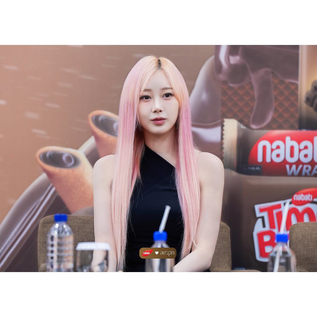 glistened in cotton candy hair, a sweet appearance that might cause a faster heat beat as an impact— approved by 𝐌𝐘𝐬 in Jakarta after we finished up another meet and greet for Richocoland. once again, thanks to you guys for making lots of memorable things for us! 𓏲 ࣪₊♡