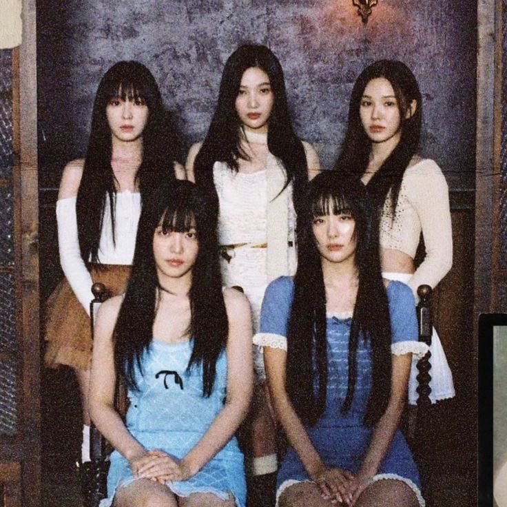 dolceyeri's tweet photo. there’s nothing i love more than red velvet’s family portraits https://t.co/5pGmxvR9kY