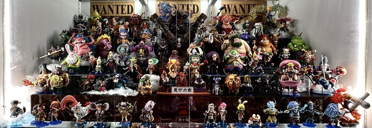 kkmn8810's tweet photo. ONE PIECE"特注ケース"

ひとまず3段うまったので
ご紹介します✨

細かく見たい方は
リポストと引用した投稿から
見て頂ければと思います‼︎

〜まとめ〜
①各段フィギュア総数
②使った合計金額🤫

上段
"忍者海賊ミンク侍同盟"
総数45体
価格約180,000円

中段
"百獣海賊団"
総数98体
価格約1,000,000円

下段
"マリンフォード編"
総数114体＋船2隻
価格約1,000,000円

特注ケースLED込み
Ｗ1300/Ｄ700/Ｈ2000
価格220,000円

時間をかけて収集しましたが
改めて振り返るとエグいですね💦

#ワンピースフィギュア 
#ワンピース好きさんと繋がりたい 
#ワノ国
#百獣海賊団
#マリンフォード編