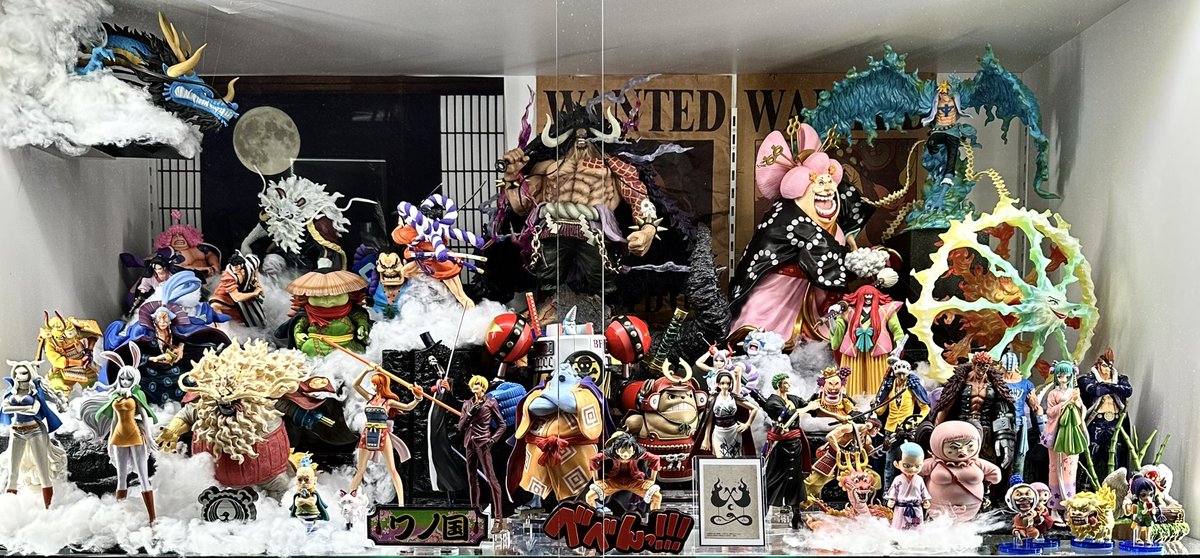 kkmn8810's tweet photo. ONE PIECE"特注ケース"

ひとまず3段うまったので
ご紹介します✨

細かく見たい方は
リポストと引用した投稿から
見て頂ければと思います‼︎

〜まとめ〜
①各段フィギュア総数
②使った合計金額🤫

上段
"忍者海賊ミンク侍同盟"
総数45体
価格約180,000円

中段
"百獣海賊団"
総数98体
価格約1,000,000円

下段
"マリンフォード編"
総数114体＋船2隻
価格約1,000,000円

特注ケースLED込み
Ｗ1300/Ｄ700/Ｈ2000
価格220,000円

時間をかけて収集しましたが
改めて振り返るとエグいですね💦

#ワンピースフィギュア 
#ワンピース好きさんと繋がりたい 
#ワノ国
#百獣海賊団
#マリンフォード編