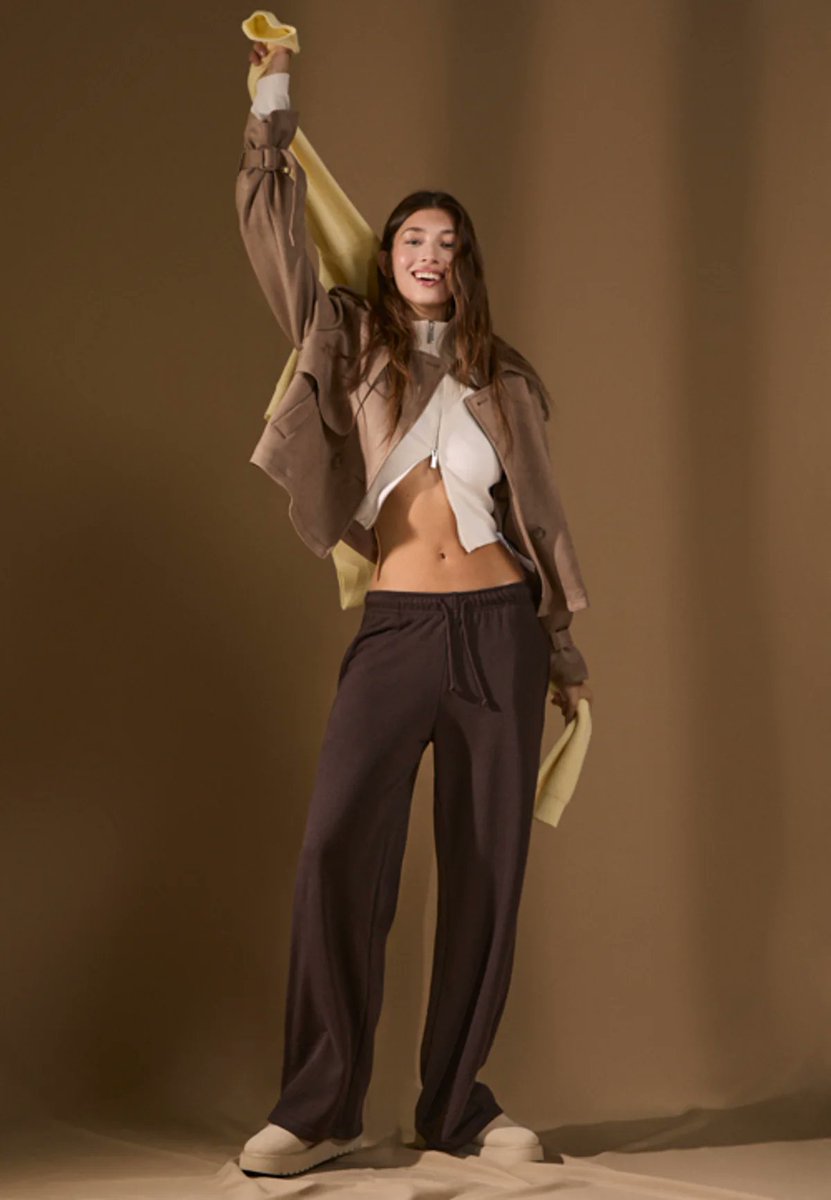 ItmagazineMex's tweet image. BROWN IS THE NEW BLACK
- #Stradivarius -

El granate se ha convertido en uno de los tonos más destacados durante los últimos meses del año pasado. Pero es momento de dar paso a un nuevo protagonista en la paleta cromática.
