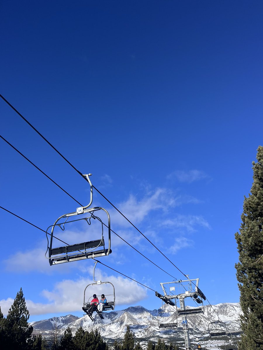 FontRomeuP2000's tweet photo. Profitez du calme de la face nord ! ✨

Rien de mieux qu’une montée tranquille sous un magnifique ciel bleu pour apprécier pleinement la beauté de nos montagnes ❄️

#ski #montagne #altiservice #fontromeu #pyrenees2000 #hiver https://t.co/oEM3VMSgts