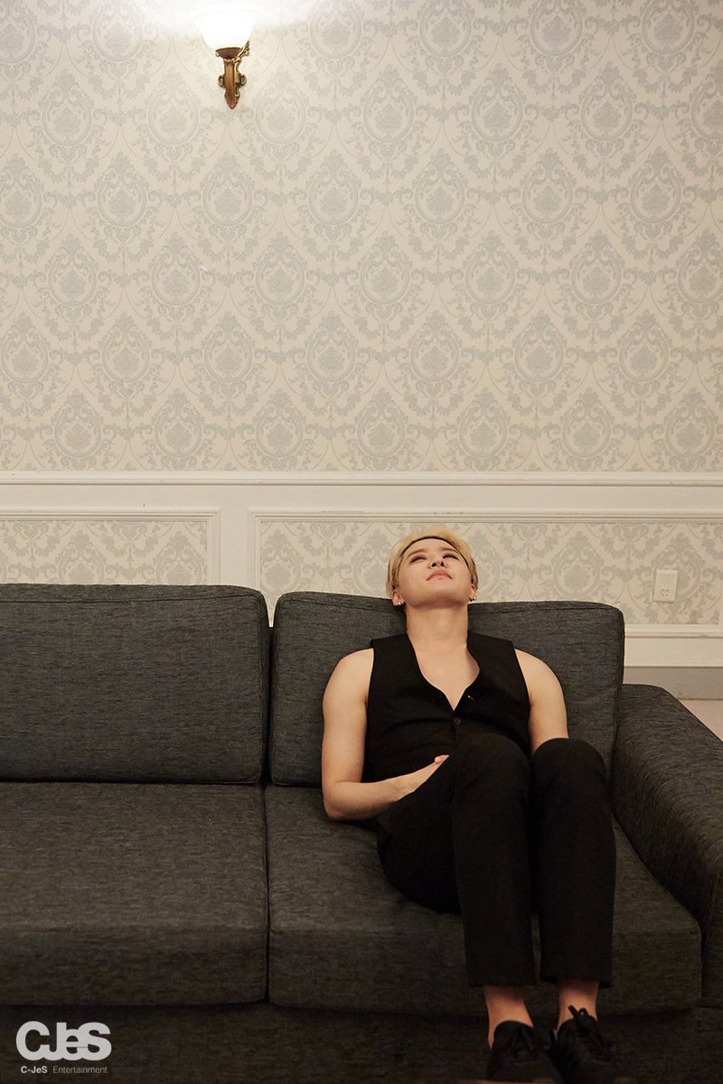 "그 공연 자체를 느끼려고, 간직하려고 하는?
그리고 순간을 다시한번 떠올려 보려 하지
허탈해 할 시간도 아깝다고 생각합니다."

비하인드 영상에서 순간의 저 표정을 보는데 예전 락더월 콘서트 끝나고 대기실 모습이랑 겹쳐보이면서 준쨩이 했었던 얘기가 떠올랐음,,💫