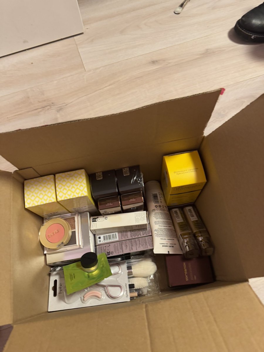 chansey0_0's tweet photo. awww new makeup stuff came https://t.co/6ClWmK5Moz