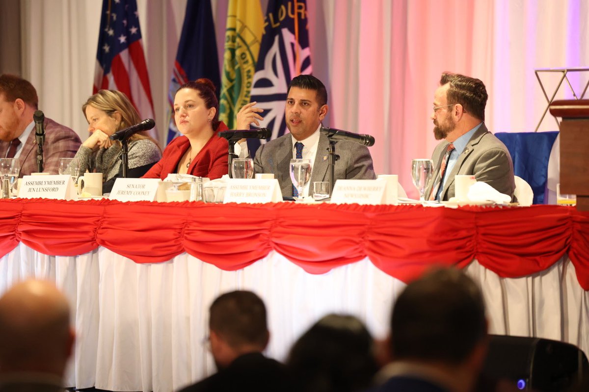 RochesterChambr's tweet photo. Our Legislative Breakfast may have ended, but our work is far from over. We will continue to work with our partners in government to advocate for the #GreaterROC business community all year.

Thanks to our legislators for making time to join us, and to all attendees for coming! https://t.co/yJ5X8jbaqO