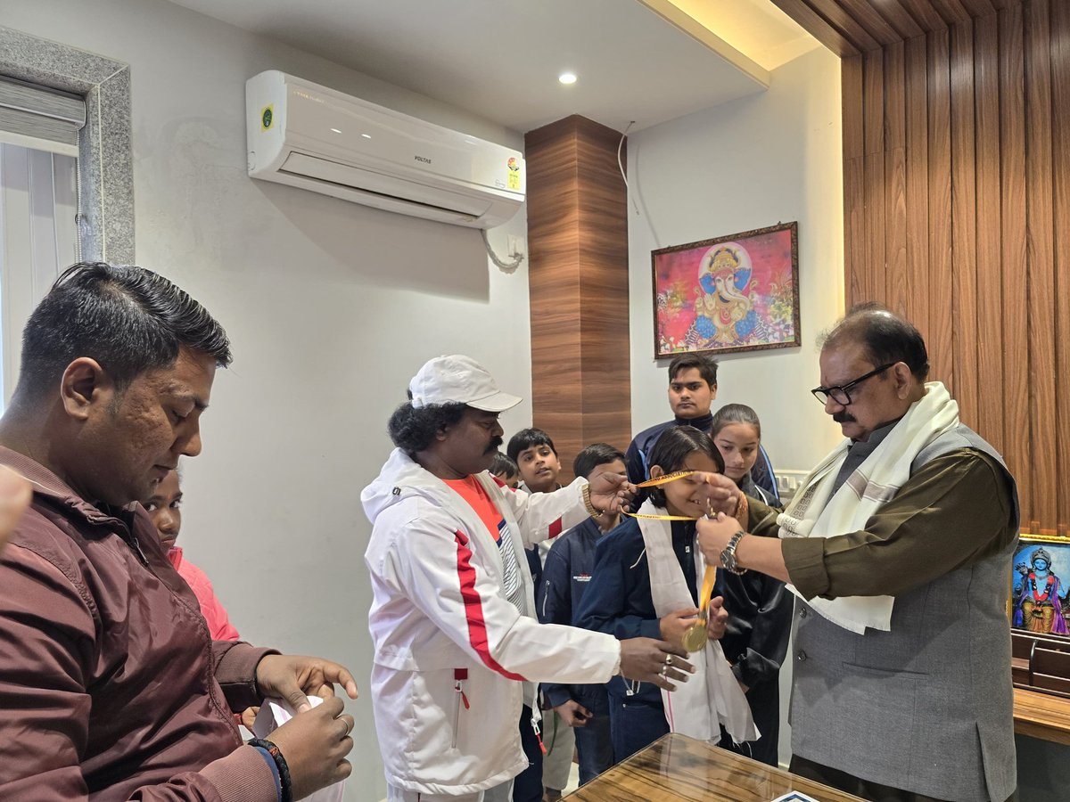 MithileshJMM's tweet photo. आज गढ़वा आवास पर रामगढ़ में आयोजित यूथ किक बॉक्सिंग चैंपियनशिप में जिले का नाम रोशन करने वाले खिलाड़ियों को सम्मानित किया।

आप सब आगे भी शानदार खेल का प्रदर्शन करते रहे और एक दिन विश्व पटल पर गढ़वा का नाम रोशन करें।

सभी खिलाड़ियों के उज्ज्वल भविष्य के लिए अशेष मंगलकामनाएं।

@HemantSorenJMM @JmmJharkhand