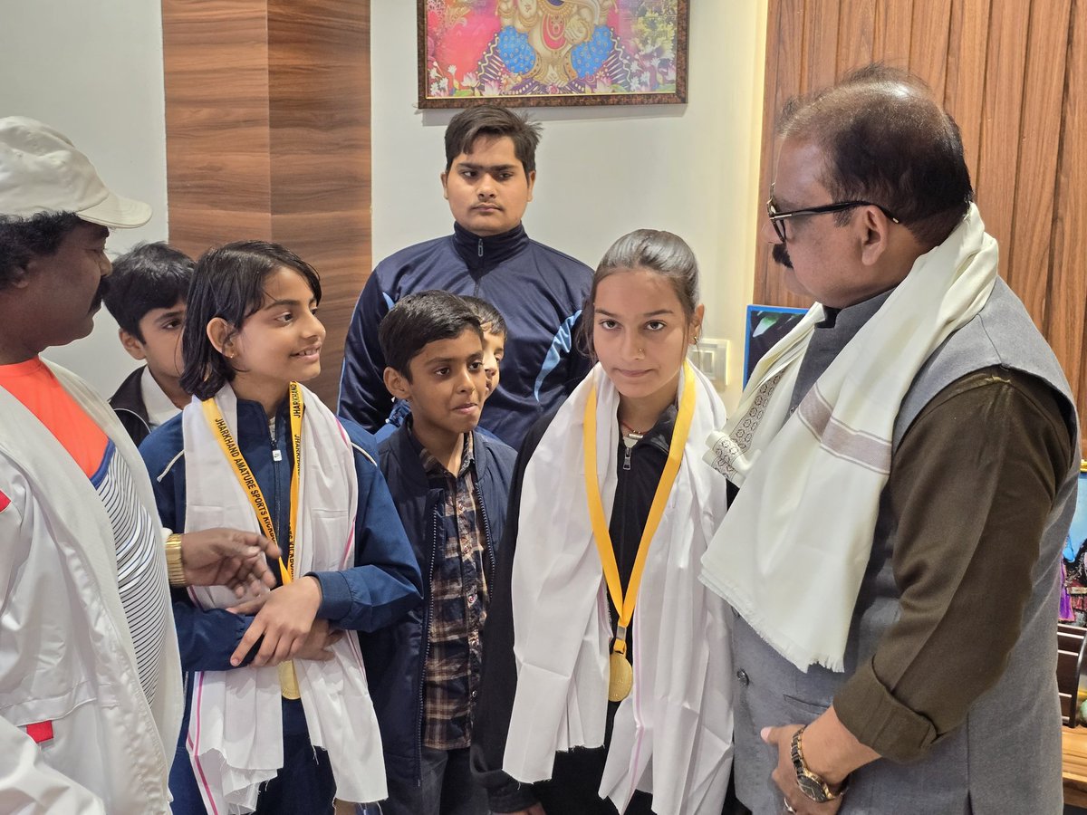 MithileshJMM's tweet photo. आज गढ़वा आवास पर रामगढ़ में आयोजित यूथ किक बॉक्सिंग चैंपियनशिप में जिले का नाम रोशन करने वाले खिलाड़ियों को सम्मानित किया।

आप सब आगे भी शानदार खेल का प्रदर्शन करते रहे और एक दिन विश्व पटल पर गढ़वा का नाम रोशन करें।

सभी खिलाड़ियों के उज्ज्वल भविष्य के लिए अशेष मंगलकामनाएं।

@HemantSorenJMM @JmmJharkhand