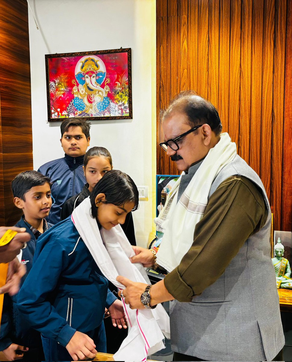 MithileshJMM's tweet photo. आज गढ़वा आवास पर रामगढ़ में आयोजित यूथ किक बॉक्सिंग चैंपियनशिप में जिले का नाम रोशन करने वाले खिलाड़ियों को सम्मानित किया।

आप सब आगे भी शानदार खेल का प्रदर्शन करते रहे और एक दिन विश्व पटल पर गढ़वा का नाम रोशन करें।

सभी खिलाड़ियों के उज्ज्वल भविष्य के लिए अशेष मंगलकामनाएं।

@HemantSorenJMM @JmmJharkhand