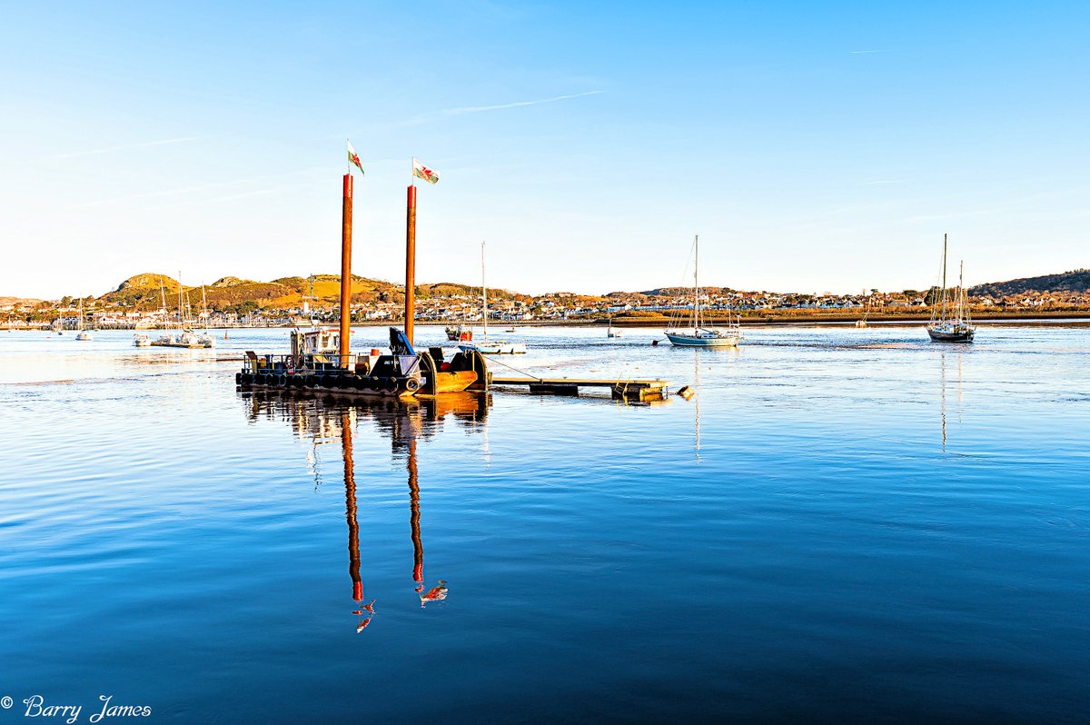 BJRoberts's tweet photo. Conwy's harbour and estuary maintenance craft - Jac-Y-Do, soaking up the sun this cold January morning. @Ruth_ITV @NWalesSocial @northwaleslive @OurWelshLife @northwalescom @AllThingsCymru #Medieval #WalledMarketTown #Conwy #AfonConwy #JacyDo #MaintenanceCraft #January #Wales https://t.co/UWHLvhzzG9
