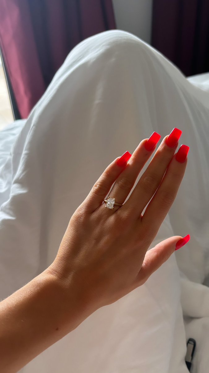 meganlib_actor's tweet photo. I’m a fiancé!!!!! 💍 https://t.co/KBj3GCDIiR