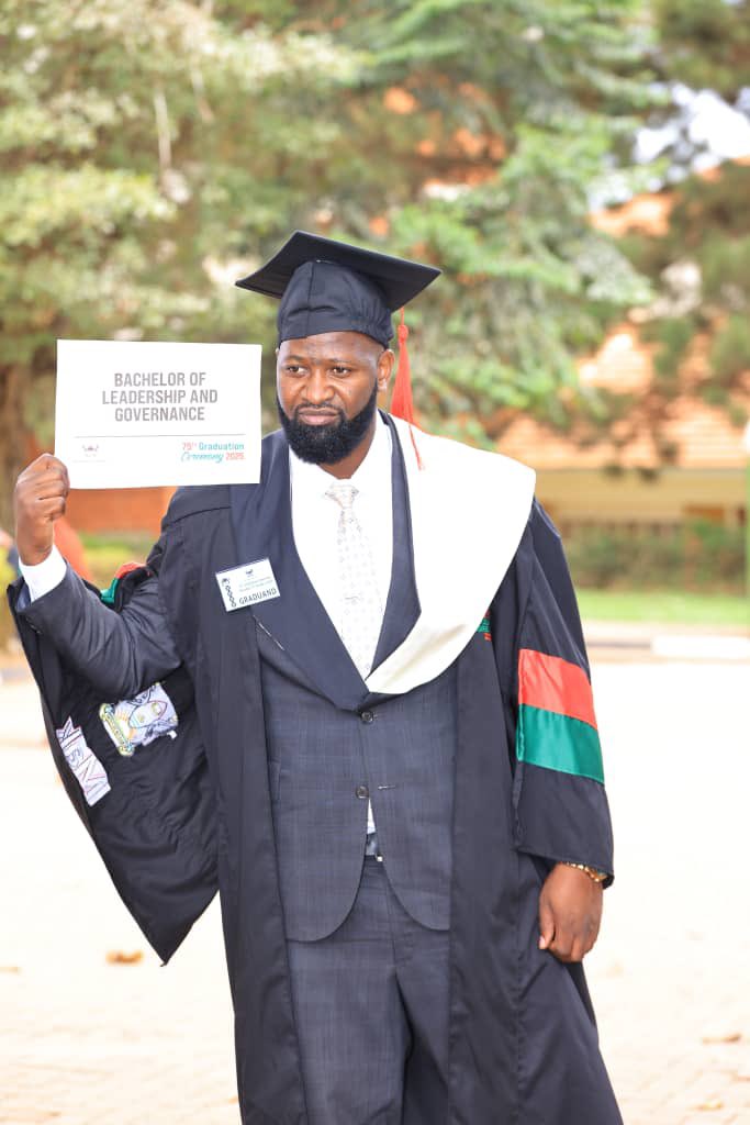 MBU's tweet image. Radio &amp;amp; Weasel’s ex-manager @breadkenneth graduates 🎓 

Congratulations!!