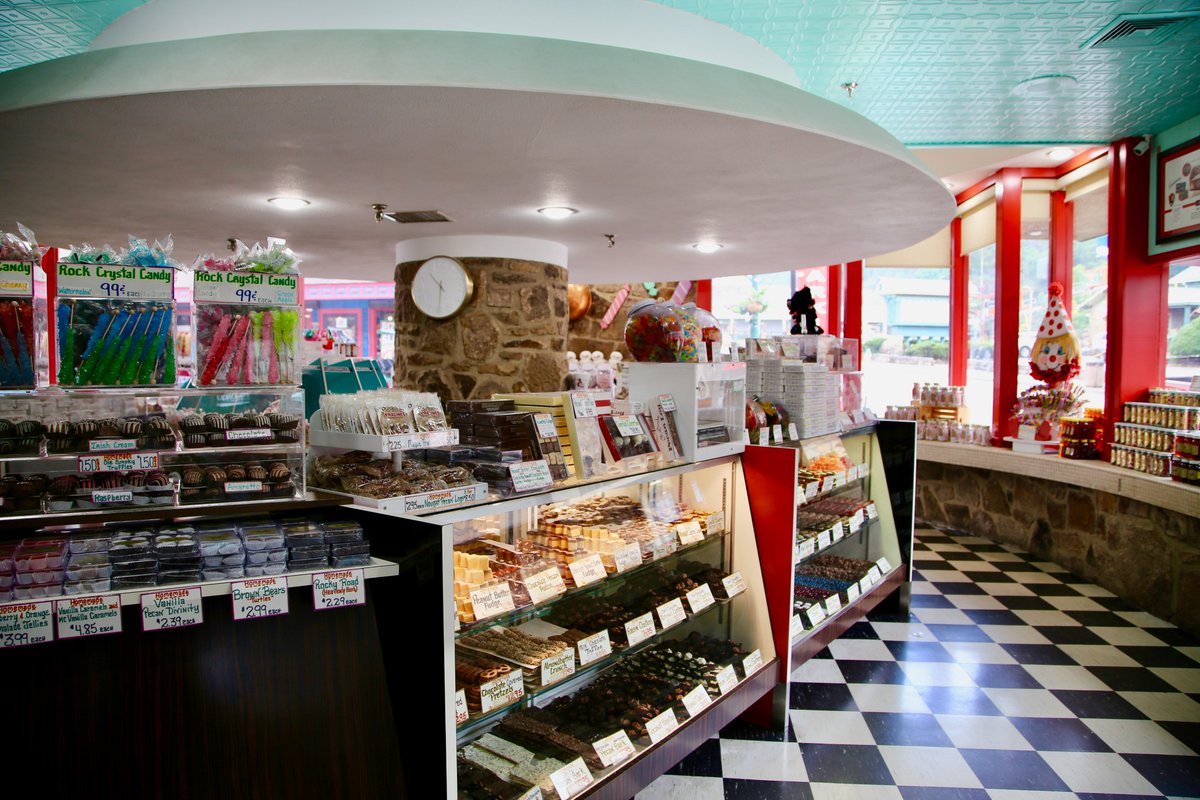 TravelGburg's tweet photo. Calling all sweethearts! The first-ever Gatlinburg Sweet Week is on February 7-14.

Check in at 7 or more participating locations on the Visit Gatlinburg app to win a Sweet Week Prize Pack. 
🍬 https://t.co/ZdvfpjhJM8 https://t.co/NjLlaQnQ28