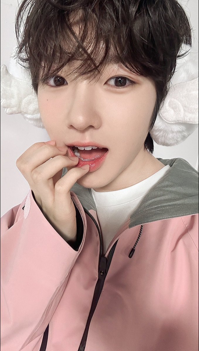 WiSHKKUYA's tweet photo. 사쿠 애기천사 셀카 🍬 https://t.co/ghJ57L0gvy