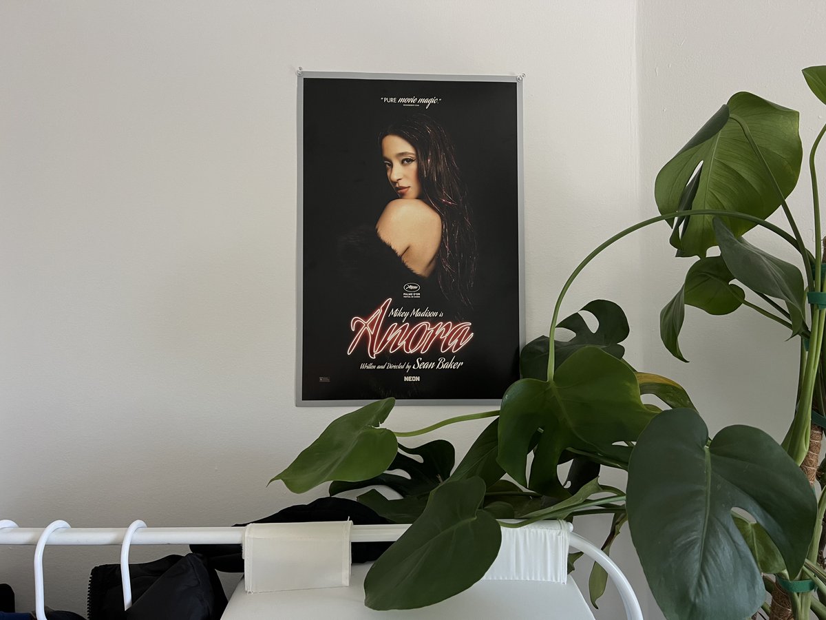 paolalien's tweet photo. new stuff up my bedroom wall, new journal and scrapbook, new calendar 🧦 https://t.co/hvWMgbyyeh